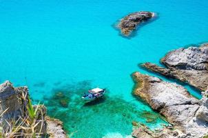 Bateau de pêche en lagon tropical capo vaticano, calabre, italie photo