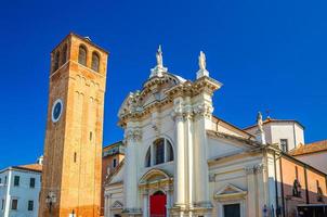 chiesa saint andrea bâtiment de l'église catholique avec clocher en brique dans le centre historique de chioggia photo