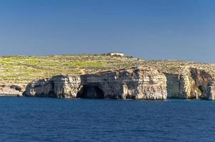 falaises de l'île de comino ou kemmuna en mer méditerranée, malte photo