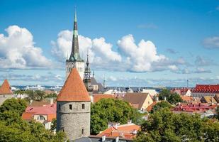 vue panoramique sur la vieille ville de tallinn avec tours et murs, estonie photo