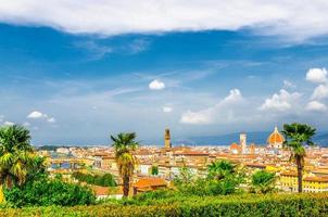 haut vue panoramique aérienne de la ville de florence avec la cathédrale duomo santa maria del fiore photo