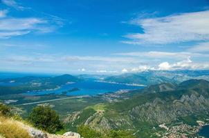 vue de dessus de la baie de boka kotor et de tivat depuis la montagne lovcen, monténégro photo