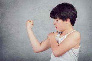 enfant montrant ses muscles photo