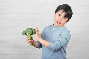 enfant n'aime pas le brocoli photo