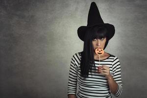 jeune femme tenant une citrouille à halloween photo