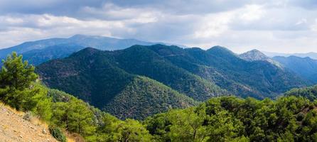 vue panoramique de dessus de la chaîne de montagnes de troodos, chypre photo