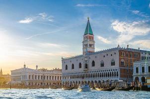 paysage urbain de venise avec gondoles et yachts sur l'eau du bassin de san marco photo