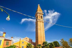 Église catholique romaine de san martino sur l'île de burano avec clocher en brique campanile photo