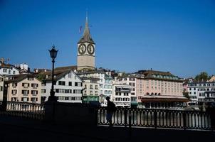 st. Église Saint-Pierre dans le centre-ville historique de Zurich, Suisse photo