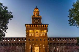 Ancien château médiéval des Sforza Castello Sforzesco et tour, Milan, Italie photo