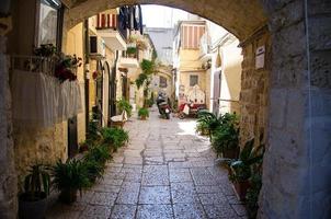 petite cour dans la ville de bari, région des pouilles pouilles, italie du sud photo