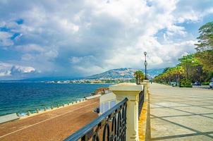 Reggio di Calabria quai promenade du front de mer lungomare falcomata avec vue sur le détroit de messine photo