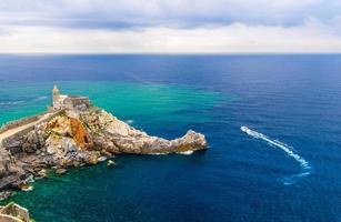 Église catholique chiesa san pietro, lord byron parque natural park de portovenere town on stone cliff rock photo