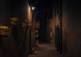 rue du soir avec des paniers de lanternes lumineuses sur le mur, tropea, italie photo