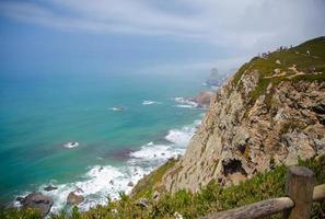 cap roca, falaise au-dessus de l'océan atlantique, eau azur dans l'atlantica photo