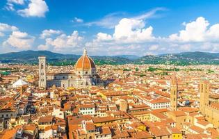 haut vue panoramique aérienne de la ville de florence avec la cathédrale duomo cattedrale di santa maria del fiore photo