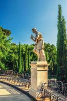 androne monument statue et bancs en fer métallique dans le parc de la villa bellini à catane centre-ville historique de l'île de sicile photo