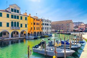 paysage urbain de chioggia avec veine étroite du canal d'eau avec bateaux multicolores amarrés photo