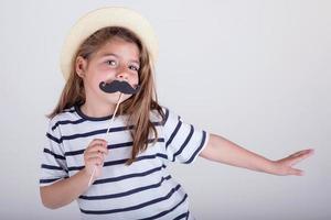 drôle de fille avec une fausse moustache photo