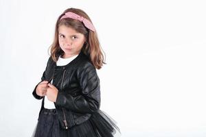 fille rebelle avec une veste en cuir photo