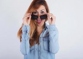 jeune femme avec des lunettes de soleil photo