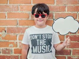 enfant avec bulle de dialogue dans la rue photo