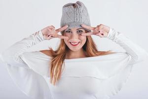 jeune femme souriante et drôle avec un chapeau d'hiver photo