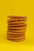 Biscuit sur fond jaune, craquelin gros plan sur fond vintage, biscuits ronds alignés photo