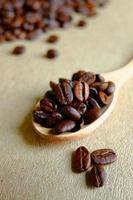 grains de café dans une cuillère en bois photo