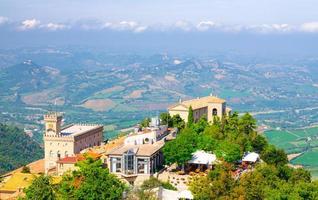 vue panoramique aérienne sur la basilique, le palais du palazzo pubblico et le paysage avec la vallée photo