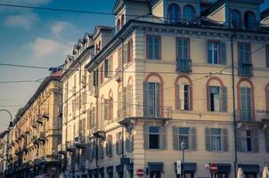 bâtiments de style ancien avec balcons, fenêtres et volets dans le centre-ville historique de la ville de turin turin photo