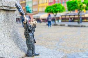 wroclaw, pologne nain avec guitare sur la place du marché rynek, bâtiments colorés typiques photo