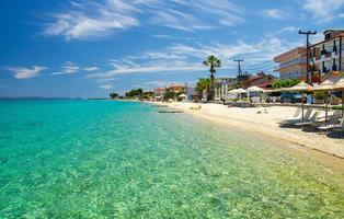 plage de sable avec de l'eau paradisiaque bleue, halkidiki, kassandra, grèce photo