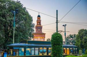 tramway vintage en face de la tour de l'ancien château médiéval, milan, italie photo