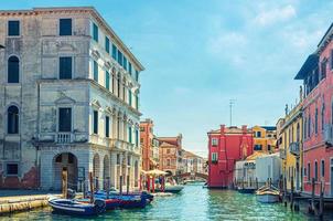 paysage urbain de chioggia avec veine étroite du canal d'eau avec bateaux multicolores amarrés photo