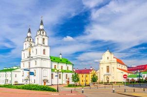 Saint-esprit cathédrale église orthodoxe bâtiment de style baroque et pelouse verte dans la ville haute de minsk photo