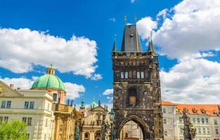 tour du pont de la vieille ville de prague sur le pont charles karluv most sur la rivière vltava photo