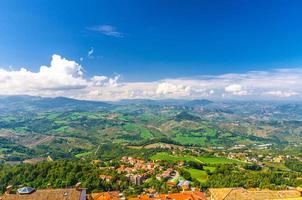 vue panoramique aérienne du paysage avec vallée, collines verdoyantes, champs et villages de la république de saint-marin photo