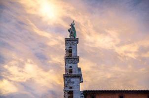 statue sur le dessus de la façade de la Chiesa di San Michele in foro st michael église catholique romaine photo