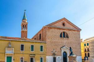 église catholique parrocchia di san giacomo apostolo avec clocher dans le centre historique de chioggia photo