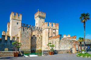 château scaligero castello di sirmione forteresse médiévale, ville de sirmione sur le lac de garde photo