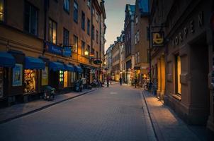 rues étroites typiques traditionnelles avec pavés, cafés, restaurants photo