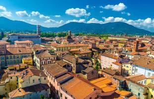 haut aérien vue panoramique sur le centre historique de la ville médiévale de lucca photo