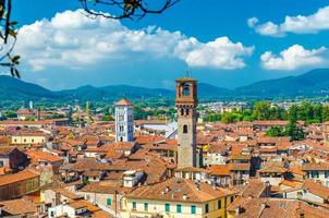 haut aérien vue panoramique sur le centre historique de la ville médiévale de lucca photo