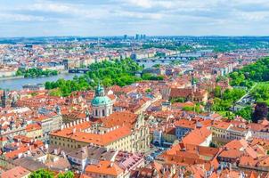 vue panoramique aérienne du centre-ville historique de prague avec des bâtiments aux toits de tuiles rouges