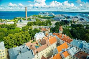 vue sur la vieille ville de tallinn, port avec navires, bateaux et ferries photo