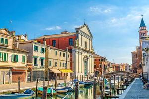 paysage urbain de chioggia avec veine étroite du canal d'eau photo