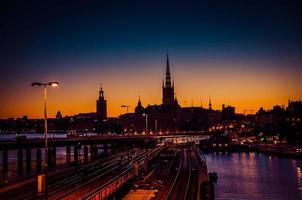 silhouette de l'horizon du paysage urbain de stockholm au coucher du soleil, crépuscule, suède photo