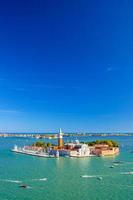 île de san giorgio maggiore avec campanile san giorgio dans la lagune vénitienne photo