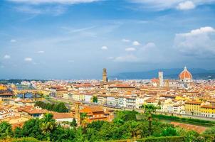 haut vue panoramique aérienne de la ville de florence avec la cathédrale duomo santa maria del fiore photo